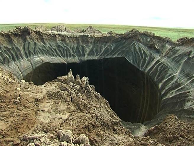2014年7月16日，俄羅斯亞馬爾半島出現第一個直徑60公尺的天坑。（圖／美聯社）