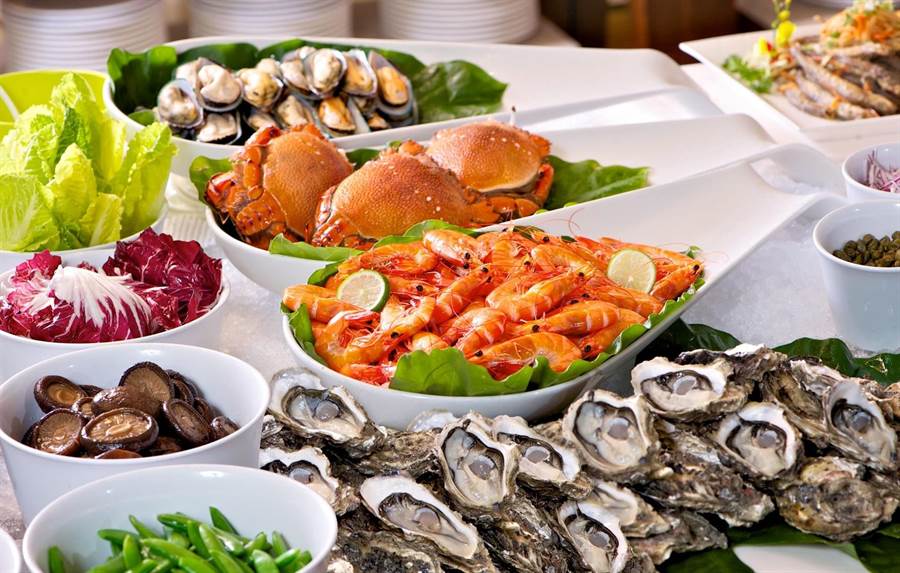 神旺飯店的澎湖美食節，以帶殼生蠔領軍，加上紅魽、海鱺生魚片，展現本土海鮮的魅力。（台北神旺飯店提供）