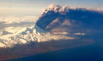 阿拉斯加火山濃煙蔓延百哩 數十航班取消