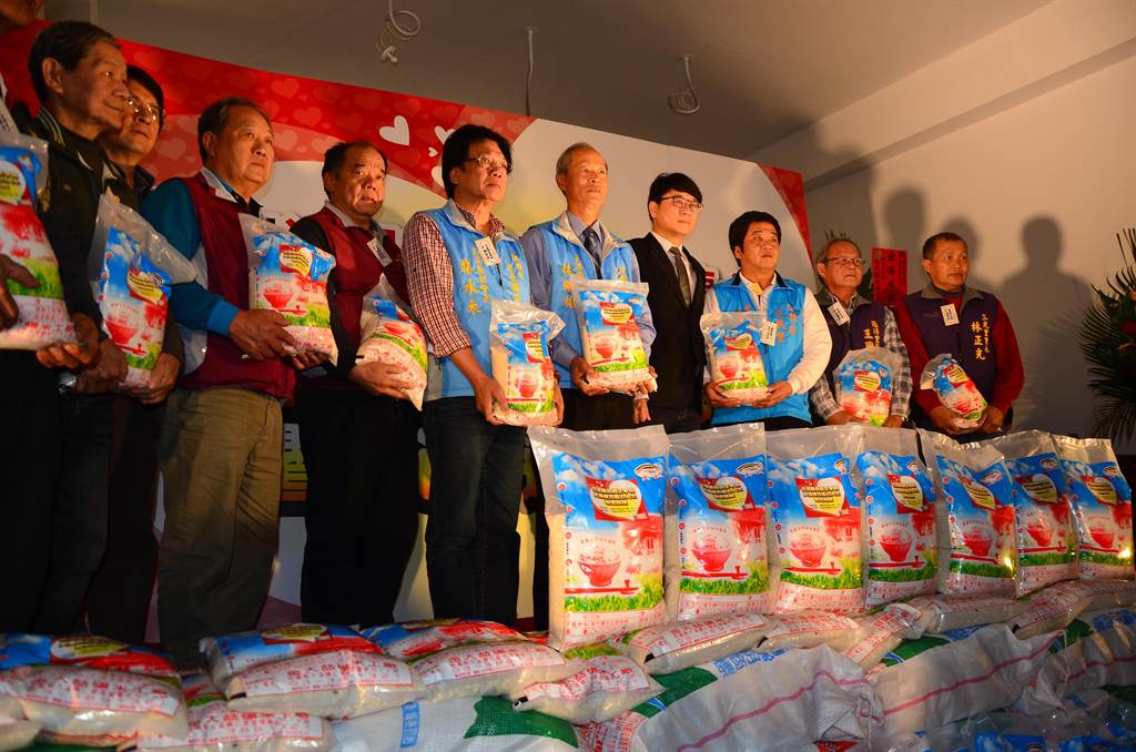 立法委員趙正宇大溪服務處30日成立，更協助大溪善心人士捐出5000斤白米。(賴佑維攝)