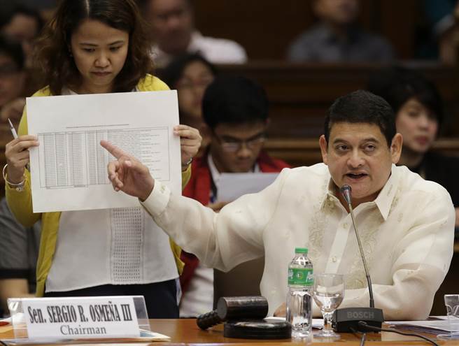 《菲律宾商报》报导，菲律宾参议院29日听证会上，一名关键人表示两名中国人为孟加拉央行遭盗的涉案嫌犯。图菲律宾议员Teofisto Guingona三世（右）于听证会质询。（图取自美联社）