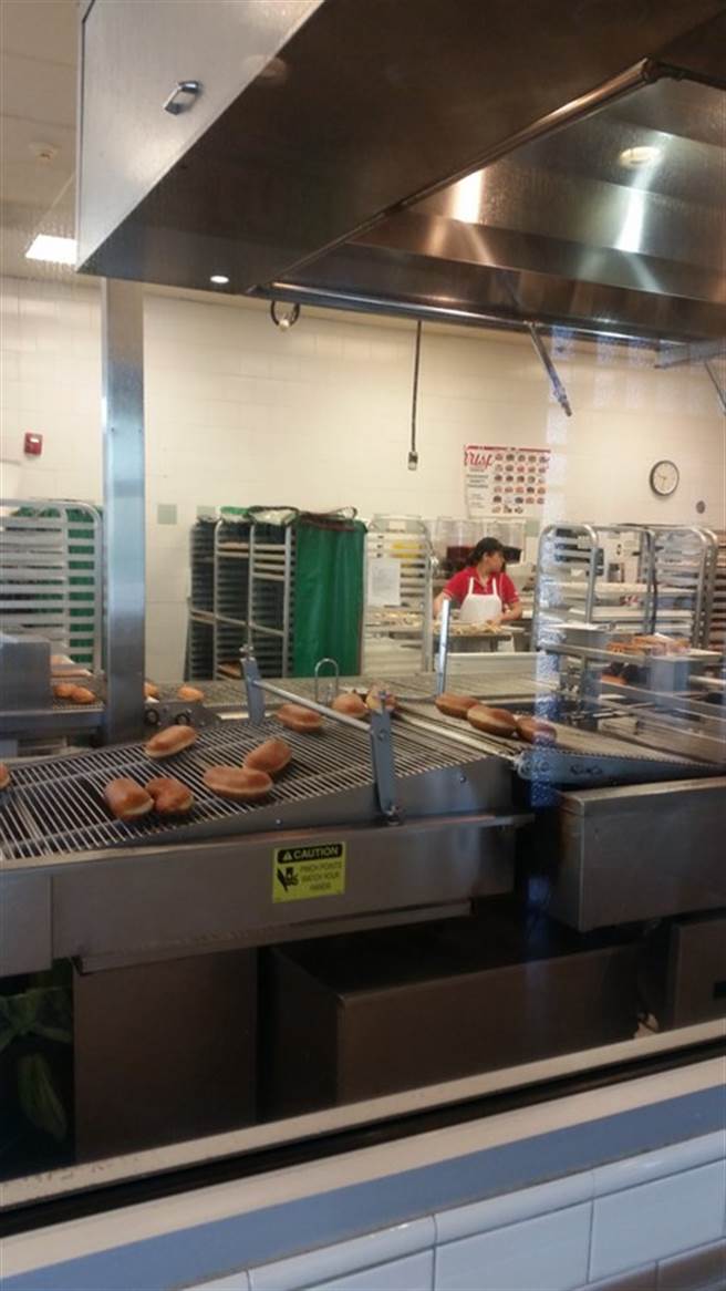4月1日愚人节，美国知名甜甜圈Krispy Kreme宣布，为庆祝一年来农场上「甜甜圈大丰收」，将免费发送原味甜甜圈给民眾。中央社记者顏伶如波特兰摄 105年4月2日