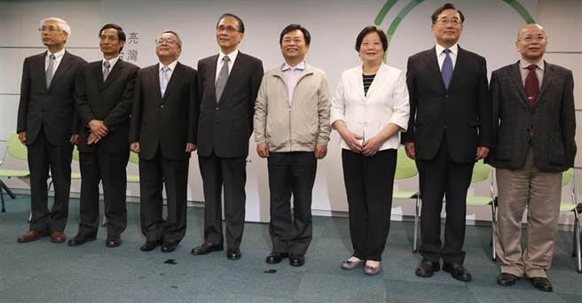 準行政院長林全宣布八位新任內閣成員。（王爵暐攝）