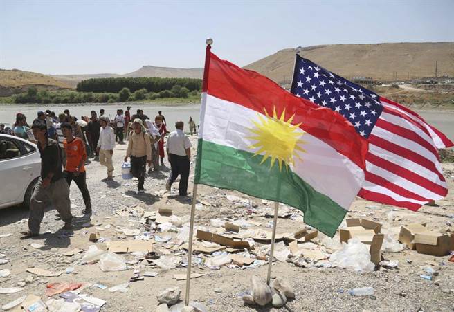 2014年8月10日，庫德族斯坦與美國國旗共同飄揚在伊拉克與敘利亞國界處。(美聯社)