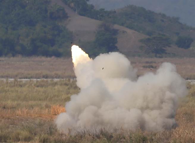 美菲14日持續在菲律賓進行肩並肩聯合演習，圖為高機動性先進火箭系統(High Mobility Advanced Rocket System，HIMARS)攻擊目標的畫面。（圖/美聯社）