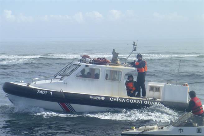 海牙國際法院即將對菲律賓提出的南海仲裁案做出裁決，分析認為，裁決結果將對中國不利，而北京為了表態，很可能劃設南海防空識別區，將西沙與南沙群島等南海特定區域，甚至中菲爭議焦點所在的黃岩島劃入。圖為中國海警船2015年12月在黃岩島附近海域靠近菲律賓漁船的資料照。（圖/美聯社）