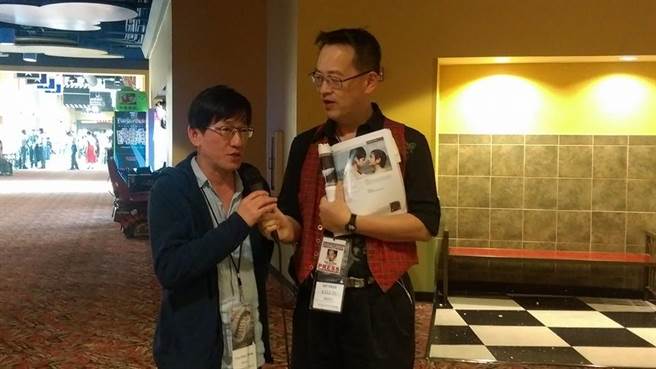 導演江豐宏(左)接受當地電視媒體的訪問。(取自臉書)