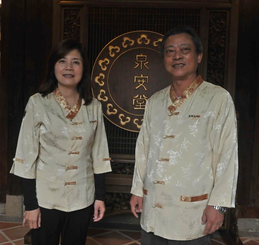 古蹟中醫診所創辦人卓播儒（右）與營運長黃澄潔（左）夫婦2人攜手服務鄉梓。（李金生攝）