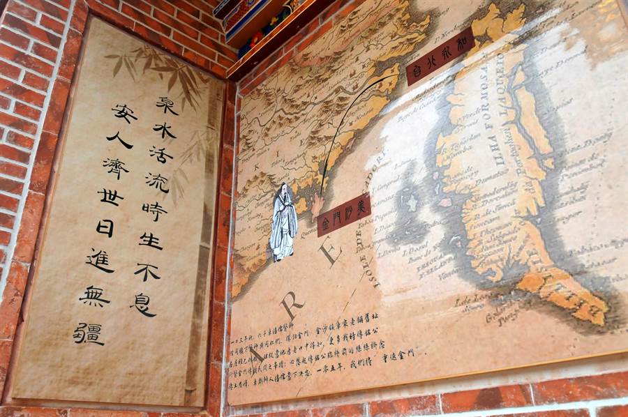 古蹟中醫診所以打造「中醫文化館」為目標，牆壁字畫意義深遠。（李金生攝）