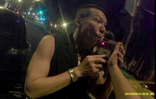 去年8月，艺人黄仲崑遭酒测，吹气的酒测值高达0.88。（本报系资料照／陈鸿伟翻摄）