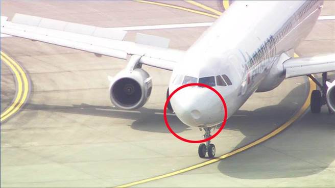 美國航空公司載有約156人、航班編號AA2310的空中巴士A321-200客機遭遇鳥擊，機鼻嚴重凹陷（取自KIRO 7 News氣象主播Morgan Palmer的推特網頁）