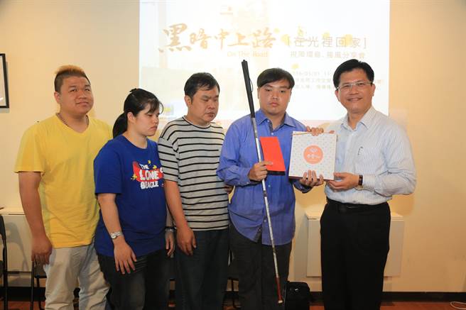 纪录片「黑暗中上路」拍摄4名视障朋友生活及环岛的故事，1日举办分享募款茶会。台中市长林佳龙（右1）到场致送红包，加油打气。（陈淑芬摄）