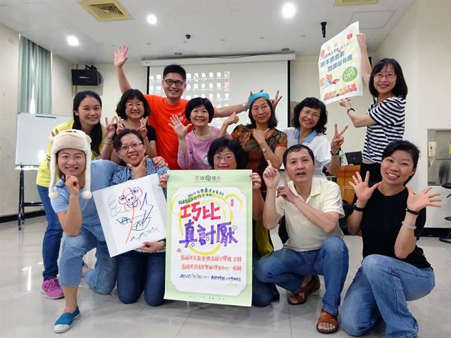 高雄文学馆结合前金区乐龄学习中心合办「绘本变戏剧，阅读越有趣」。（吴江泉摄）