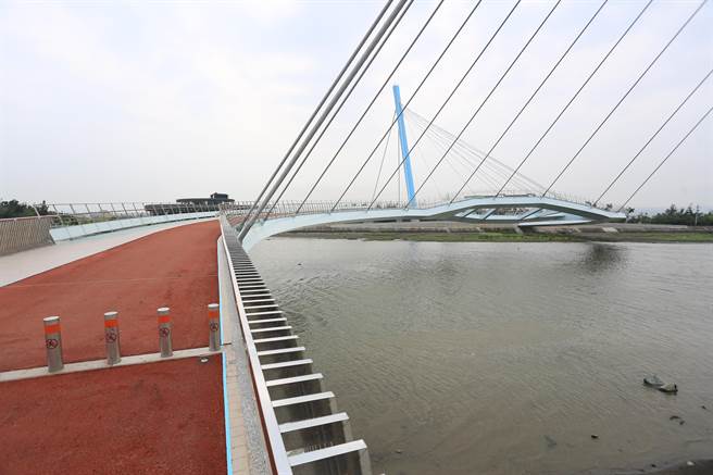 建設局強調，高美濕地景觀橋因應清水大排內沒有墩柱，採跨越大排的方式興建，降低對生態的影響，讓民眾飽覽海天一色。（盧金足攝）