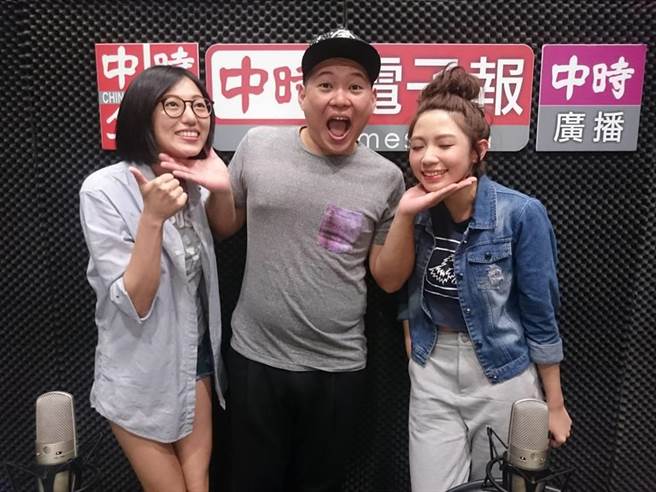 伊林模特儿黄钰涵(左)、节目主持人大恺(中)、伊林模特儿曾智希(右)。