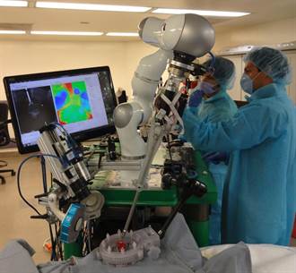 機器人成功縫合豬腸 醫生全程監控