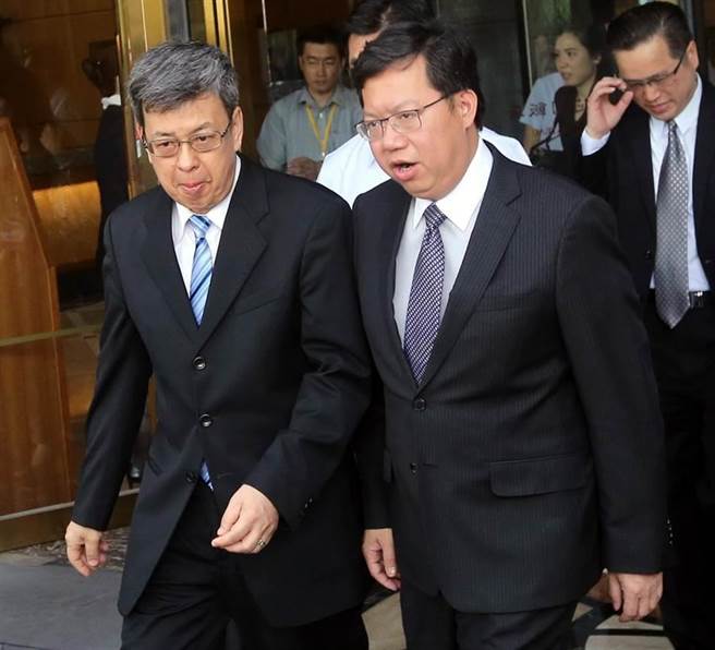 桃园市长郑文灿(右起)陪同陈建仁出席论坛。(范扬光摄)