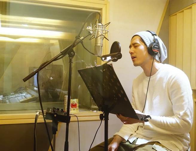 胡宇威专注地练唱。(宝丽来国际提供)