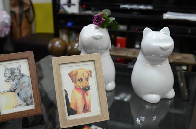 展宜寵物生命公司推出的專利花葬骨罐與客製粉彩畫。（林瑞益攝）