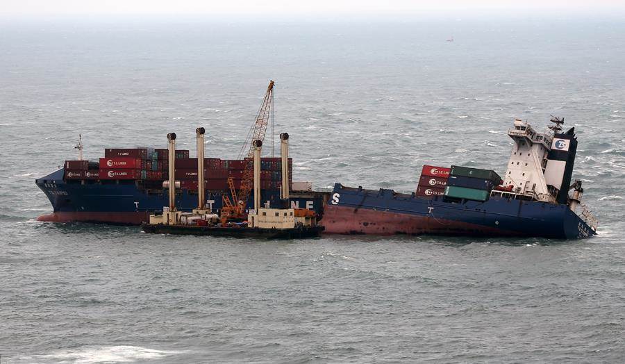 颱風季將至，但「德翔台北」船體移除估計還需3個月，立委憂心拆除作業受阻，恐二次汙染。(資料照片，黃世麒攝)