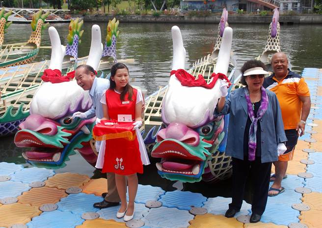 高雄市长陈菊（右）为今年龙舟竞赛的22艘龙舟点睛。（吴江泉摄）