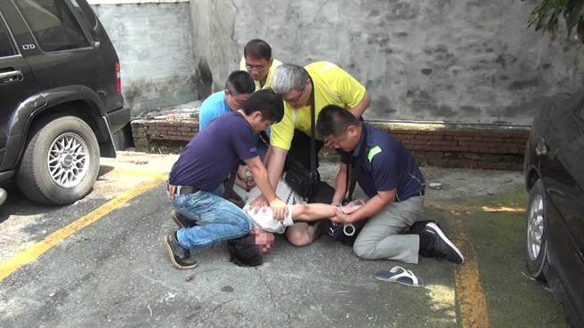 毒贩林秀全企图逃跑，被警制伏。（许素惠翻摄）