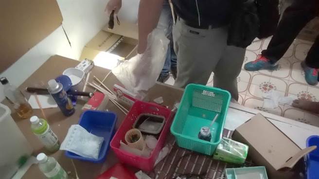 警方在林秀全住处查扣毒品及吸食器一批。（许素惠翻摄）