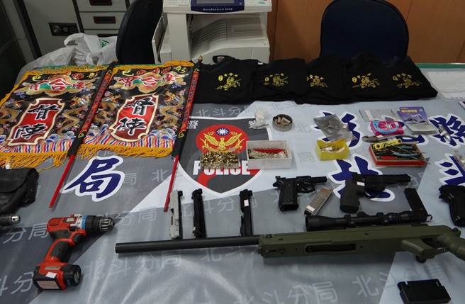 彰化北斗警方逮获罗民政等人，起出改造长短枪及代表组织的神坛旗帜等。(钟武达摄)