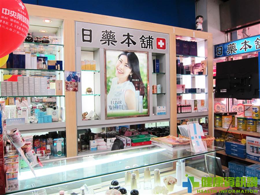 中央藥局近來也引進智慧店中店「健康資訊讚」，期望能夠增加顧客到藥局向藥師諮詢的頻率。圖片來源：健康365