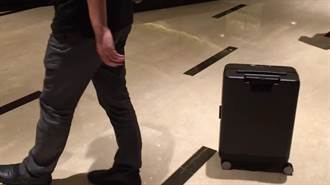 這個行李箱超高科技 竟然會自動跟著人走