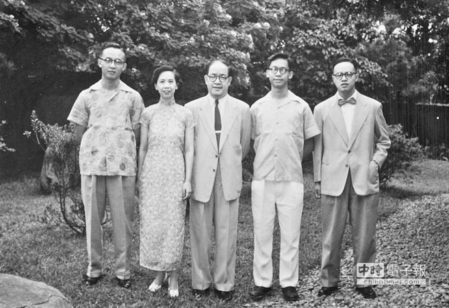 錢煦（左起）、錢母（張婉度）、錢父（錢思亮）、錢復（弟）、錢純（兄），1953年。（天下文化提供）