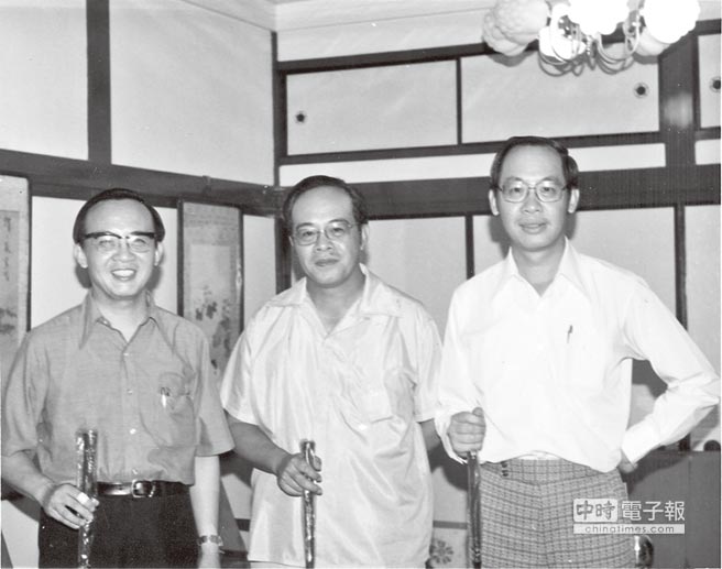 錢純（中）、錢煦（左）、錢復（右）兄弟三人，持高爾夫球桿，1970年。（天下文化提供）