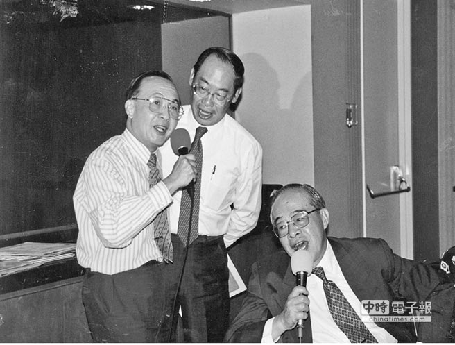 錢純（右）、錢煦（左）、錢復（中）兄弟三人歡唱高歌，1995年。（天下文化提供）