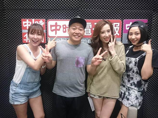 伊林模特儿李懿(左)、节目主持人大恺(左二)、伊林模特儿吕欣晏(右二)、伊林模特儿姚蜜(右)。