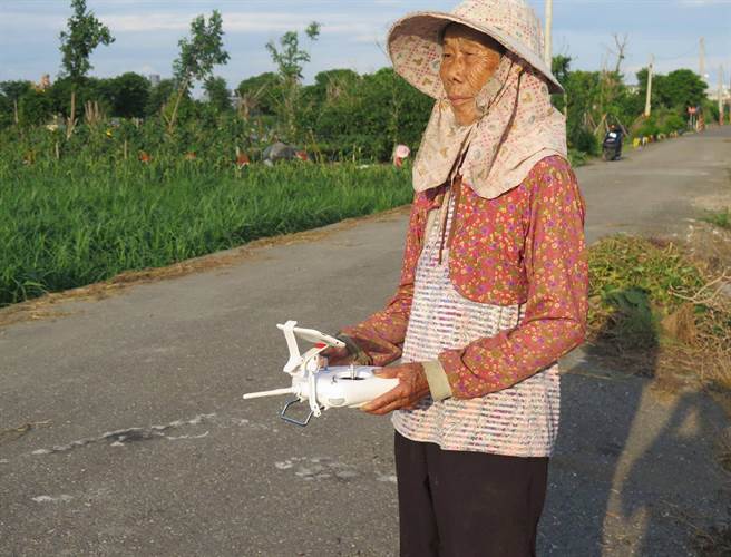 彰化二林田龜計畫87歲的「田龜1號」黃洪金后學習用空拍機趕鳥。（黃慶祥提供）