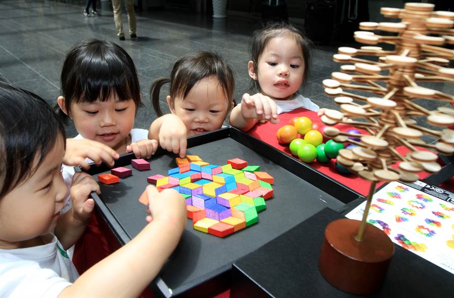 業者開發出來的木器玩具，讓幼兒園的小朋友，玩得愛不釋手。（黃國峰攝）