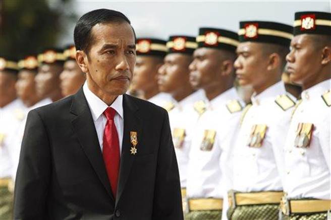 印尼總統佐科威（Joko Widodo）周三頒布行政令，實施新法律，准許法官判姦殺兒童或導致受害人身心重創的強姦犯死刑，以及對孌童犯進行化學閹割。(美聯社)