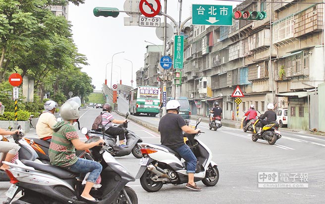 机车族窄缝求生重阳桥辟引道分流 社会 中国时报