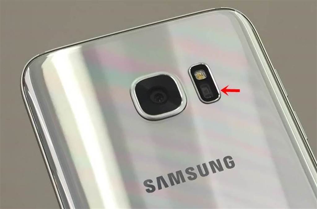 三星Galaxy S7 edge相機旁邊有心率感測器。(圖／黃慧雯攝)