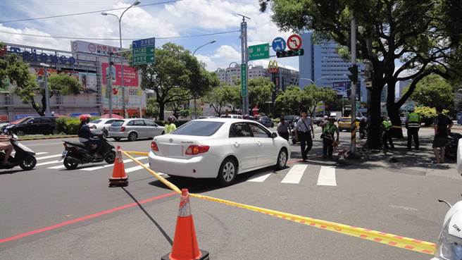 在台灣大道往市區行駛的白色自小客車，轉進福林路慢車道要加油時，疑因擦撞到直行的機車，造成機車騎士重傷送醫。（盧金足翻攝）