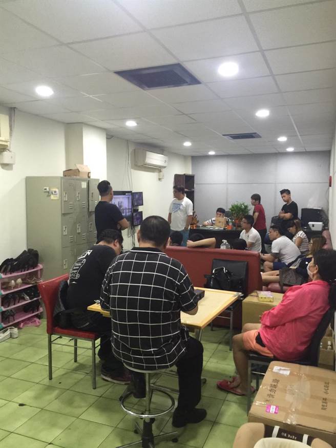 桃园市中坜警分局28日凌晨破获职业赌场，逮捕负责人、荷官、把风及赌客共22人。(赖佑维翻摄)