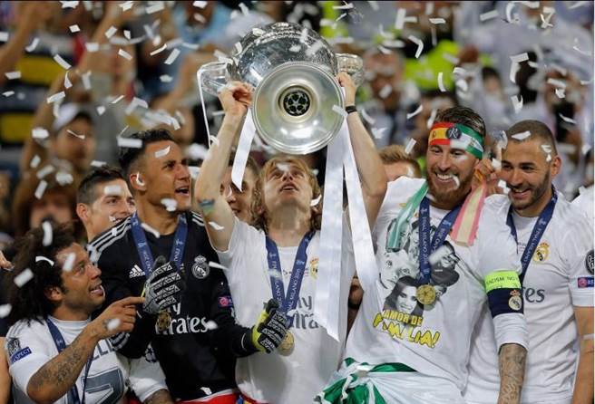 皇家馬德里舉盃慶賀第11座歐冠。(美聯社)