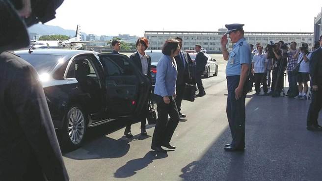 蔡英文總統29日首次以三軍統帥的身份視導花蓮空軍基地。圖為松指部指揮官陳友良(右)向其敬禮。(崔慈悌攝)