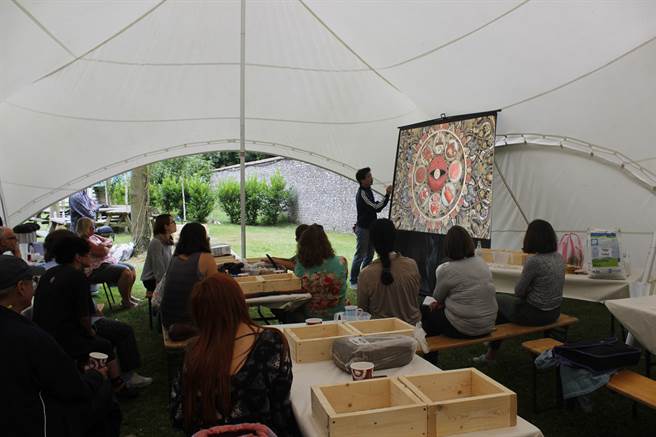 2015年7月，涂維政在英國卡斯雕塑基金會舉辦《卜湳文明—魂遁之輪》工作坊，介紹過去的作品創作和這次民眾參與計畫的關係。（耿畫廊提供）