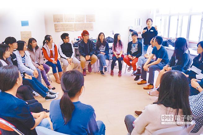 學子在互文教社參加跨文化工作坊。（取自互文教社臉書）