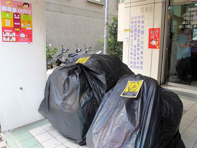高雄市衛生局為防範腸病毒，今天起勸導各醫療院所關閉兒童遊戲設施，圖為投幣式搖搖馬用垃圾袋包起來。（呂素麗攝）
