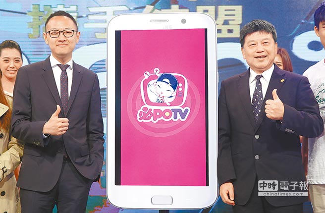 中天電視董事長馬詠睿（右）與數字王國執行董事及行政總裁謝安跨界結盟推出「必PO TV」App。（王英豪攝）