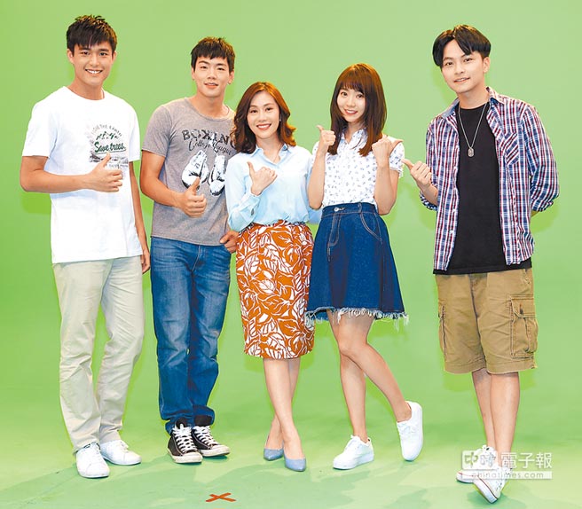 楊銘威（右起）、池端玲名、王宇婕、布魯斯和安俊朋昨在布幕前體驗360VR虛擬實境。（王英豪攝）