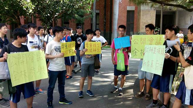 部分雄中學生穿便服持標語上學，表達應給學生充分表達意見訴求。（李義攝）