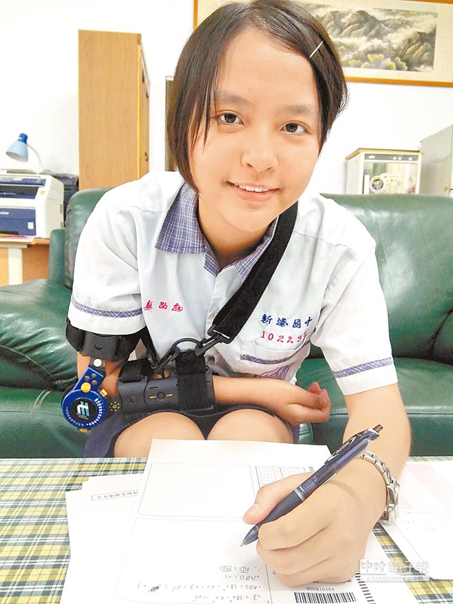 考前右手骨折她用左手考高分 地方新聞 中國時報